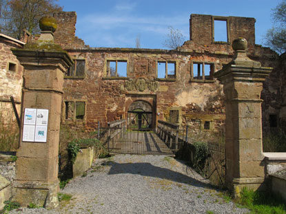Das Wasserschloss Menzingen wurde gleich 2 Mal zerstört, zum ersten Mal 1525 in den  Bauernkriegen und April 1945 durch einen Luftangriff. 