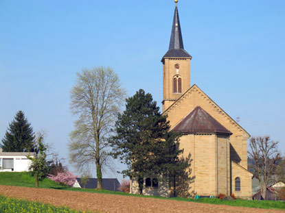 Die katholische Kirche St. Johannes der Täufer in  Tiefenbach wurde von 1852 bis 1854 erbaut