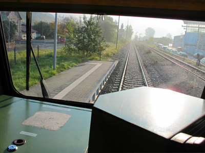 Im "Oberen Lahntal" besteht stündlich  Bahnverbindungen zu den einzelnen Etappen auf dem Lahnwanderweg