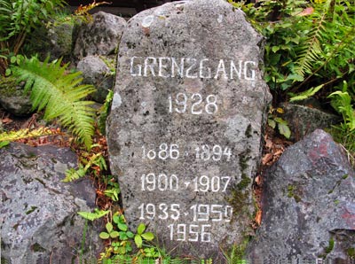 Wanderung auf dem Lahnwanderweg: Grenzgang-Stein erinnert an die gemeinsame Grenze zwischen den Orten Biedenkopf und Buchenau