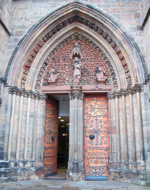 Lahnwanderweg: Hauptportal der Elisabethkirche in Marburg