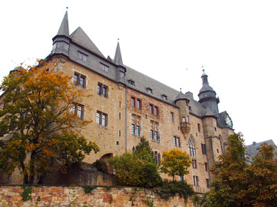 Marburg: Ursprünglich stand auf dem Felsen eine Höhenburg. Später in ein Schloss umgewandelt, das ständig  ausgebaut wurde. 