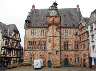 Auf dem Lahnwanderweg: Das Marburger Rathaus