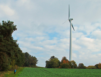 Lahnwanderweg: Windkraftanlage an der Weinstraße bei Michelbach-Nord