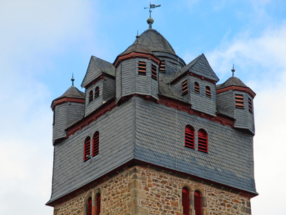 Evangelische Kirche von Fronhauswn. Außergewöhblich ist der glockenförmige Turm mit den Beobachtungsposten