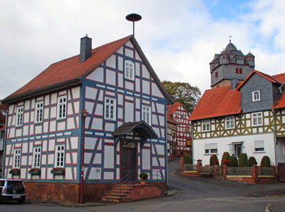 Lahnwanderweg: Rathaus und historische Kirche von Fronhausen