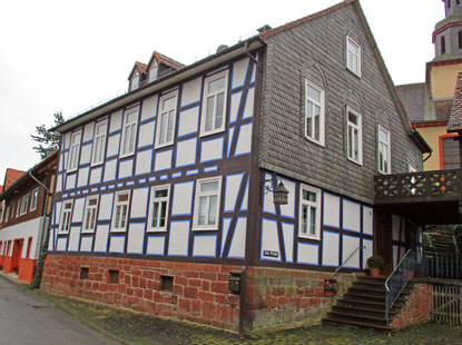 Das "Alte Schulhaus" ein Fachwerkgebäude unmittelbar an der Martins-Kirche in Oberweimar