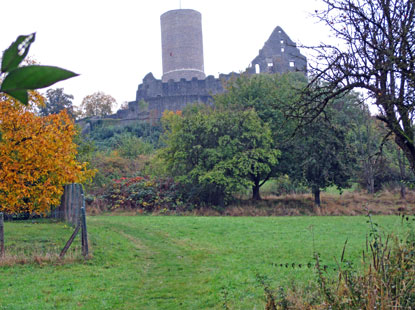 Die Burgruine Gleiberg vom Westen aus gesehen
