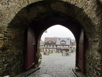 Blick durch das  Eingangstor des Schlosses Braunfels auf den Marktplatz