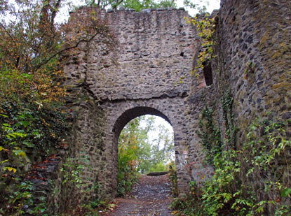 Die Reste der Burgmauer der Burg Kalsmunt 