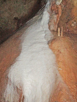 Sinterablagerungen in der Kubacher Kristallhöhle