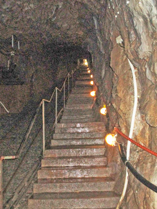 347 Sufen führen in die Kubacher Kristallhöhle