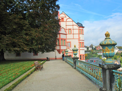 Ostflügel des Weilburger Schlosses. Baluastrade mit Deckellvasen nach Versailler Vorbild