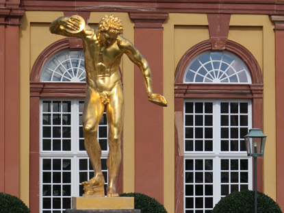 Schlosspark von Weilburg mit einem Cymbalspieler vor der Unteren Orangerie