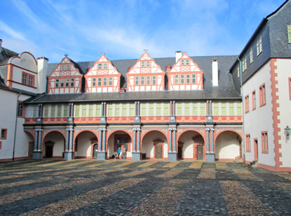 Arkadengang im Innenhof des Weilburger Schlosses