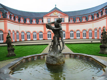 Obere Orangerie im Schlosspark. Der Brunnen zeigt den Kampf zwischen Herkules und Antaios