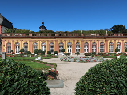 Blick auf die Untere Orangerie von Weilburg. Im Sommer werden die Räumlichkeiten für Konzerte genutzt und im Winter als Schutzraum für Gartenpflanzen. 