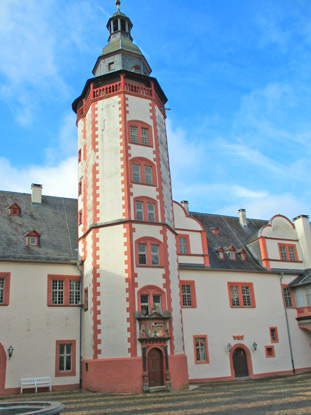 Der Pfeiferturm im Innenhof des Weilburger Schlosses