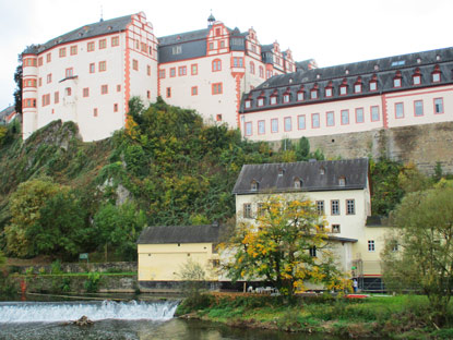 Blick von der Lahn auf den Ostflügel des Weilburger Schlosses