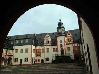 Blick auf den Schlosshof des Weilbuger Schloses