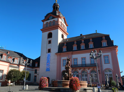 Markplatz von Weilburg mit der barocken evangelischen Schlosskirche und dem Alten Rathaus