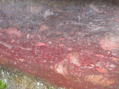 Der Ubica-Lahmmarmor in Villmar zeichnet sich durch seine dunkelrote Farbe aus