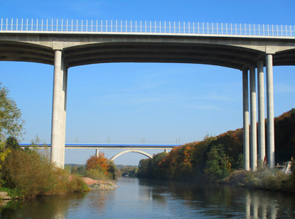 Autobahnbrücke (vorne) und Eisenbahnbrücke bei Eschhofen
