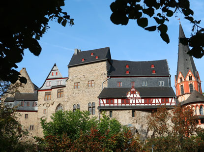 Hinter dem Limburger Dom ist die Burg (auch Schloss genannt), die die Lahnüberquerung sichern sollte. 