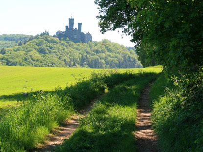 Lahnwanderweg mit Blick zum Schloss Schaumburg