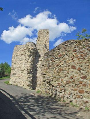 Ackerts-Turm und -Pforte liegen am Lahnwanderweg nach Bad Ems
