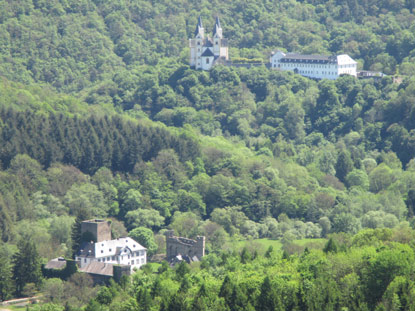 Blick von Hohe Lay auf Schloss Langenau und Kloster Arnstein