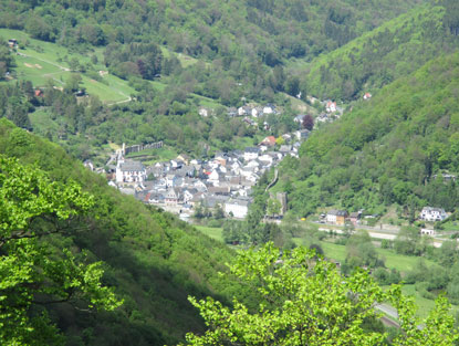 Blick vom Aussichtspunkt Kuxlay auf den Ort Dausenau