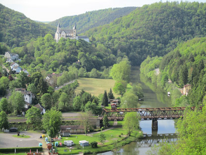 Blick vom Lahnwanderweg auf Obernhof und das Kloster Arnstein