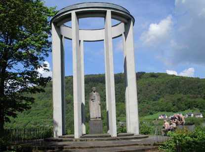 Stein-Denkmal unterhalb der Burg Nassau