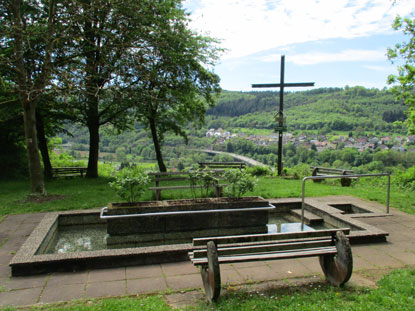 Kneipp-Anlage mit Friedenskreuz oberhalb von Fachbach