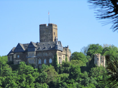 Burg Lahneck auf der linken Lahnseite kurz vor der Lahnmündung
