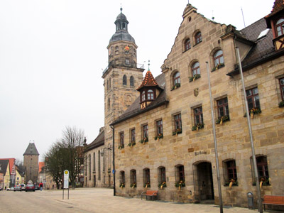 Main-Donau-Weg: Historisches Rathaus aus dem 16. Jh. und Laurentiuskirche in Altdorf bei Nrnberg