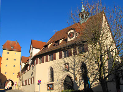 MD-Weg: In der Altstadt von Hersbruck: Spitalkirche St. Elisabeth mit Spitaltor