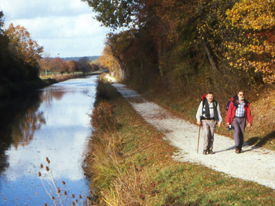 Der MD-Wanderweg entlang des Main- Donau-Kanals in der Nähe der Ortschaft Berg.