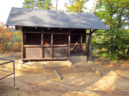 Schutzhütte auf dem Aussichtspunkt Hockstein