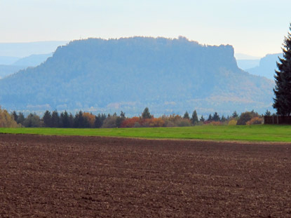 Bei Rathewald ändert sich das Landschaftsbild. Die Landwirtschaft dominiert und es fehlen spektakuläre Felsen