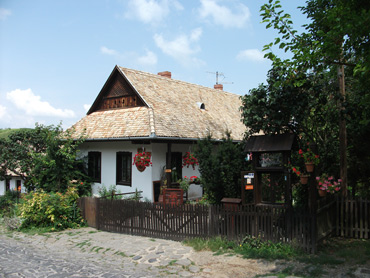 Aufgrund mehrerer Brände (letztmalig 1909) durften die Dächer der Häuser in Hollókő nicht mehr aus Stroh sein.