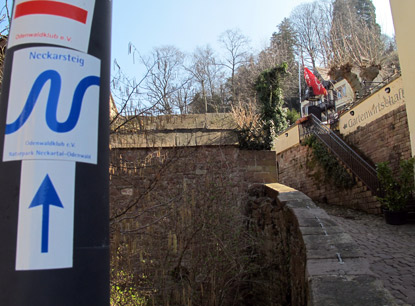m Eingang zum Schlosspark Heidelberg beginnt der Neckarsteig
