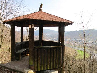 Gemsenberg Hütte. Im Hintergrund ist der Neckar und Neckargemünd zu sehen.