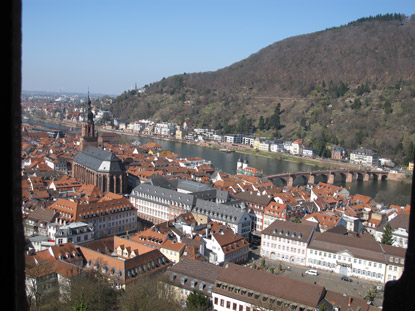  Blick von der Schlossterasse auf die Altstadt von Heidelberg und auf die Alte Neckarbrücke (Karl-Theodor-Brücke).