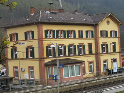 Direkt am Bahnhof von Hirschhorn verläuft der Neckarsteig