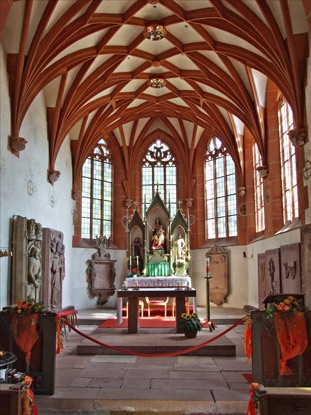 Chor der Ersheimer Kapelle. Die Figur im Altar stellt die thronende Maria mit Kind dar (1440)