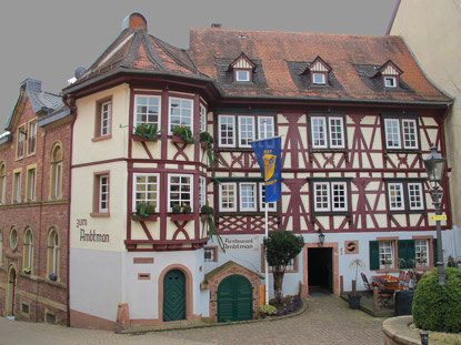 Neckarsteinach: Das Fachwerkhaus "Zum Ambtman" von 1587.