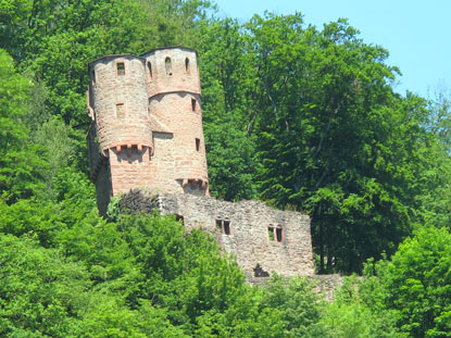 Burg Schadeck (Schwalbennest) von Neckarsteinach aus gesehen.