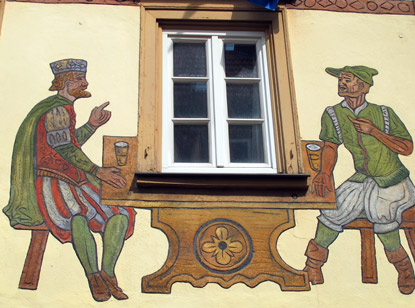 Detail der Fassade "Zum Krabbenstein". Die Zecher sollen an die Funktion des Gasthauses erinnern.